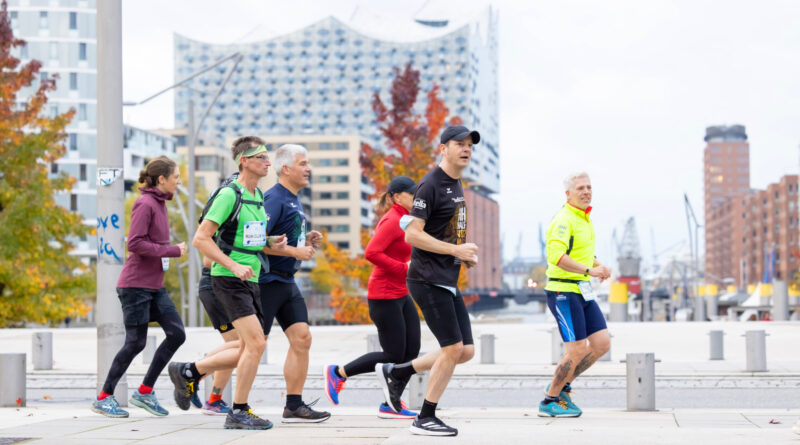 Der RUN CLUB HH war auch dabei und läuft an der „Wasserstrecke“ über Großer Grasbrook/Sandtorpark mit Elbphilharmonie und Sandtorhafen im Blick.© Michael Strokosch | HafenCity Run 2021