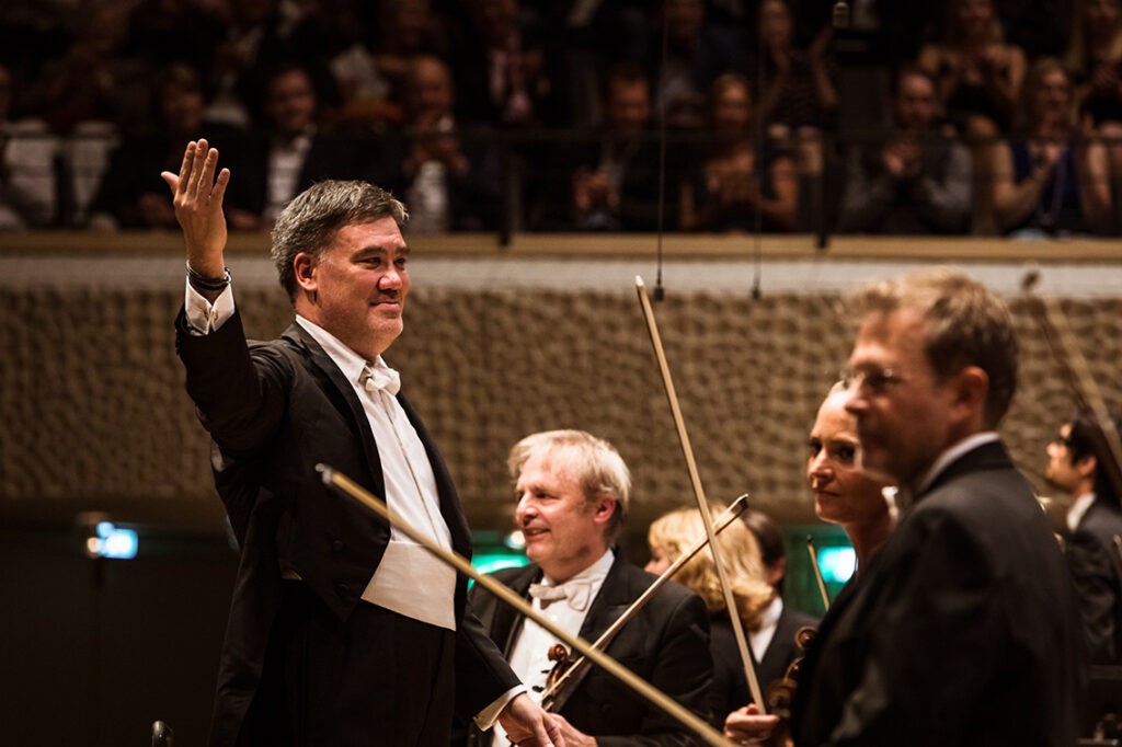 Chefdirigent Alan Gilbert mit dem NDR Elbphilharmonie Orchester bei einer NDR Opening Night. © Peter Hundert