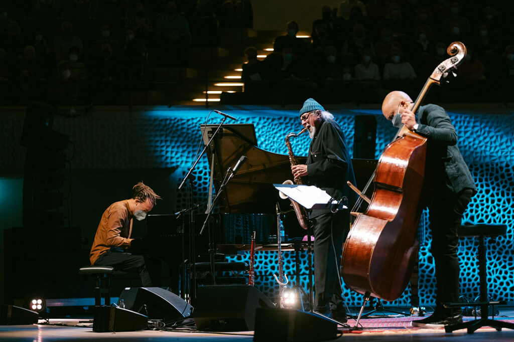 Am Abend des 9. Januar 2022 eröffnete die Feierlichkeiten zum 5. Geburtstag der Elbphilharmonie die US-Jazz-Saxofonisten-Legende Charles Lloyd. © Daniel Dittus
