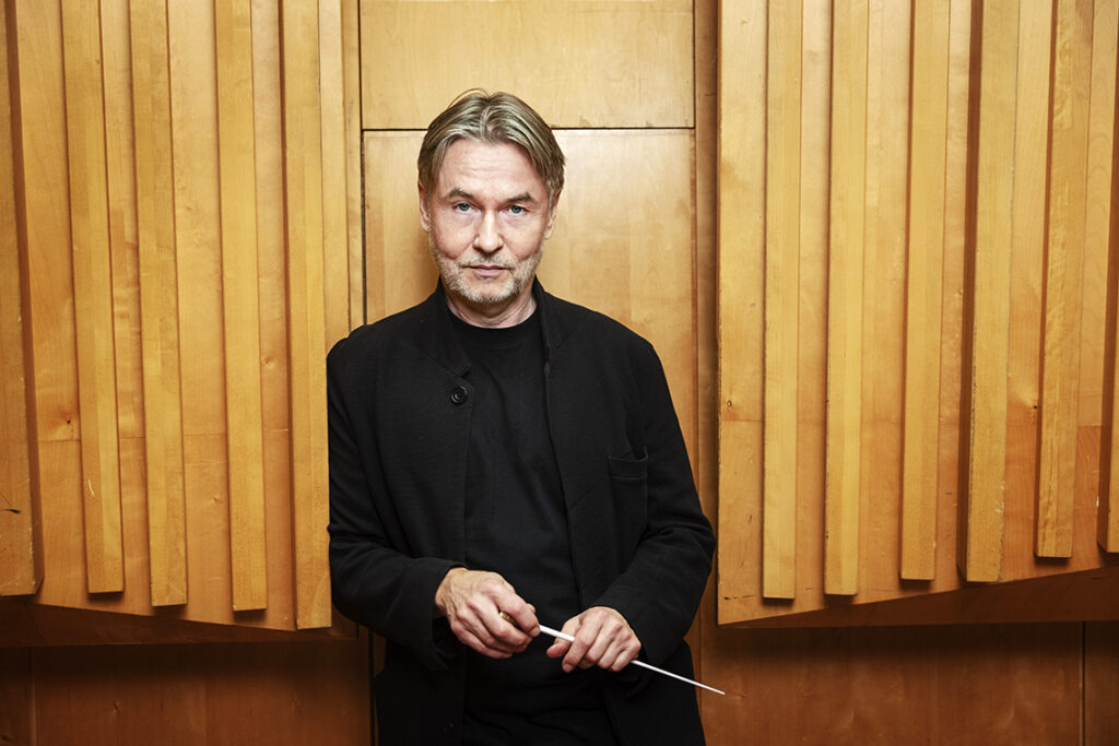 Das Stück „Wing on Wing“ des Dirigenten und Komponisten Esa-Pekka Salonen wird zum 5. Geburtstag der Elbphilharmonie, am 11. Januar 2022, mit dem NDR Elbphilharmonie Orchester und Chefdirigent Alan Gilbert aufgeführt. © picture alliance | Nilsson Nils Peter/Aftonbladet