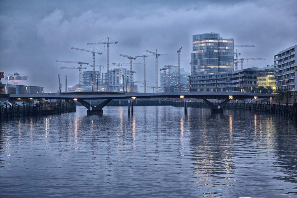 Blick vom Baakenhafen auf Baakenhafenbrücke und die HafenCity-Skyline mit Baukränen des südlichen Überseequartiers. © Catrin-Anja Eichinger