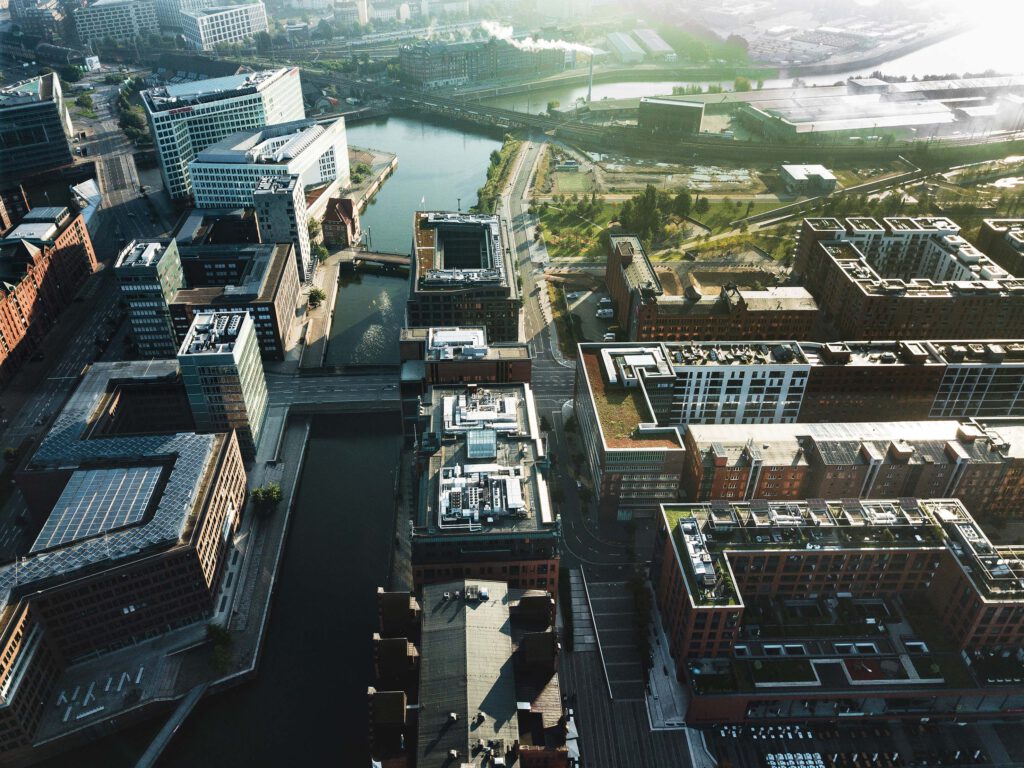 Stadtsilhouette HafenCity mit dem „Spiegel“-Gebäude und der Wohnbebauung an der Shanghaiallee sowie dem Lohsepark mit der unbebauten Ex-Gruner + Jahr-Fläche vor den Bahngleisen. © Mediaserver Hamburg | DoubleVision – doublevision.me