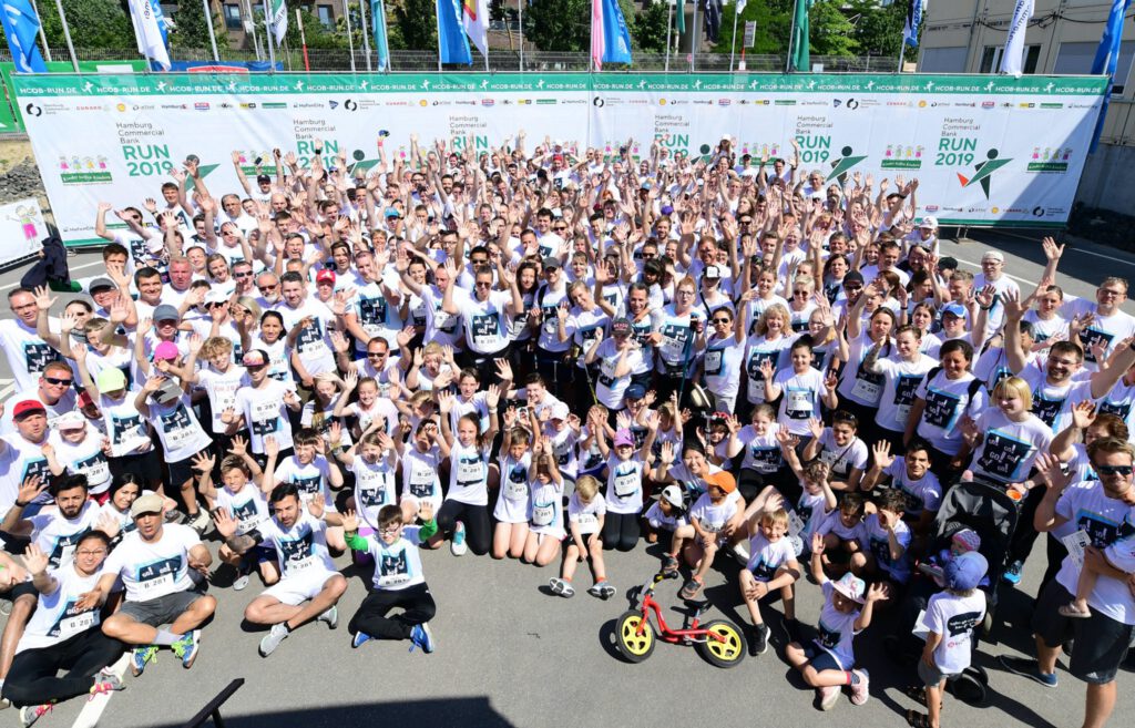 Endlich das große Comeback zum Jubiläum: 20 Jahre HafenCity Run – am Sa., 18. Juni! Hier das Team der Hamburger Hochbahn beim letzten großen HafenCity-Run-Gig ohne Cotona-Beschränkungen beim Hamburg Commercial Bank Run 2019 (Ex-HSH-Nordban k-Run). © Witters Sportfotografie