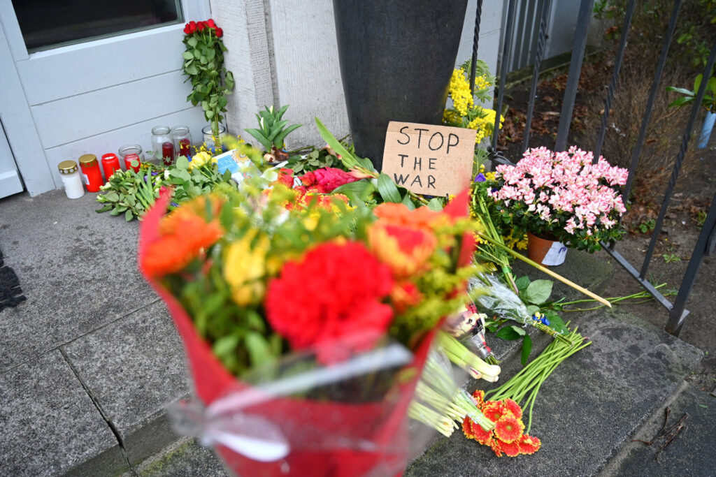 Blumen-Solidarität der Hamburger:innen vor dem Generalkonsulat der Ukraine am Mundsburger  Damm. © www.citynewstv.de