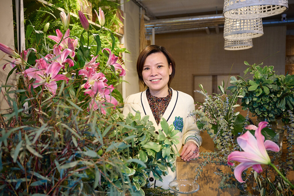 Von Beginn im März 2019 an ist Flower-Bistro-Besitzerin Quynh Trang Le schon mit ihrem Le Jardin am Versmannkai dabei: „Die Blumen sind der Kern unseres ­Konzeptes. Denn wenn man Kaffee trinkt, sollte man etwas zum Betrachten haben, das schön ist.“ © Catrin-Anja Eichinger