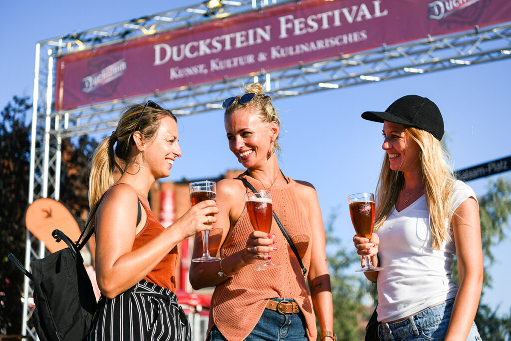 „Endlich wieder Freundschaft feiern!“, ist das Motto 2022 beim Restart des 6. Duckstein-Festivals in der Hafen-City am Magdeburger Hafen, Dar-es-Salaam-Platz. © bergmanngruppe | Foto: Thomas Panzau