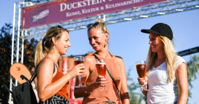 „Endlich wieder Freundschaft feiern!“, ist das Motto 2022 beim Restart des 6. Duckstein-Festivals in der Hafen-City am Magdeburger Hafen, Dar-es-Salaam-Platz. © bergmanngruppe | Foto: Thomas Panzau