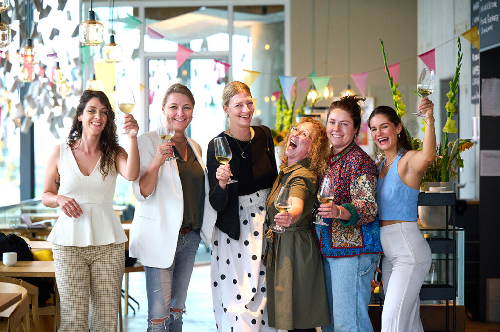 Das Team des foodlab hat mit Gründerin und CEO Christin Siegemund (3. v. l.) 2. Geburtstag gefeiert: Natascha Djordjevic (Community), Claudia Wiemer (Operations & Veranstaltungen), Christin Siegemund (CEO & Gründerin), Rieke Imbusch (Restaurantleitung), Marieke Völsch (Küchenchefin), Sarah Hartel (Social Media & Veranstaltungen; v. l.). © Catrin-Anja Eichinger