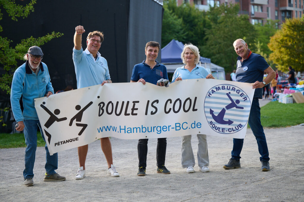 Der Hamburger Boule Club von 2007 e.V. (HBC): Das Gute-Laune-Team der Pétanque-Spieler um HBC-Öffentlichkeitsarbeiter Rüdiger Stray (l.) und Georg Haupt (r.). © Catrin-Anja Eichinger