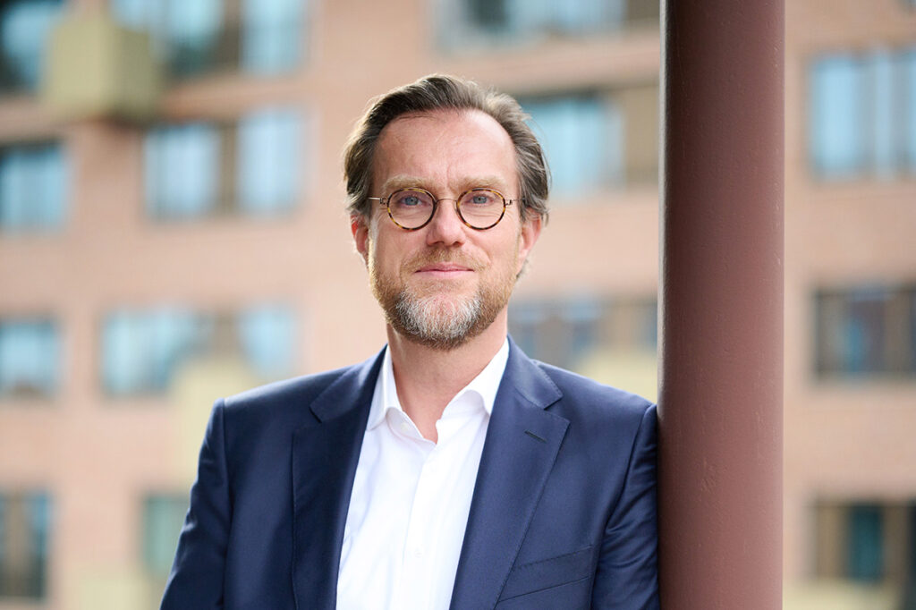 Selbstverständlich finden auch wir es schade, dass diese vier Bäume nicht, wie ursprünglich vorgesehen, erhalten werden konnten, auch unabhängig von der Frage der Baumschutzverordnung. Aber wir müssen als HafenCity Hamburg GmbH die Entwicklung des Stadtteils und die Realisierung der notwendigen Infrastruktur immer auch gesamthaft im Blick behalten, denn die Bewohner:innen, die Beschäftigten und Besucher:innen der HafenCity erwarten zu Recht auch funktionierende und barrierefrei nutzbare Gehwege, Radwege und Straßenzüge. © Catrin-Anka Eichinger