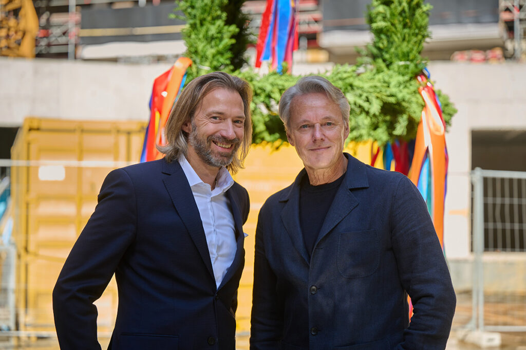 Lothar Schubert (l.) und Björn Dahler, Projektentwickler von „Eleven Decks“ und geschäftsführende Gesellschafter von DC Developments: „Sie schaffen hier mit uns ein besonderes Stück Stadt, das internationales Metropolenflair mit einem grünen Umfeld und dem Blick auf den Hafen und das Leben verbindet“, so Schubert zum Bauarbeiterteam. © Catrin-Anja Eichinger