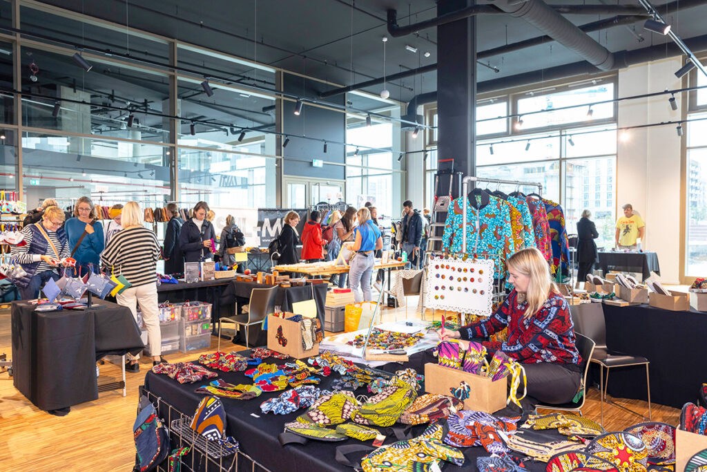 An den über 50 Ständen des „hello handmade“-Marktes herrscht reges Treiben. Es wird gestöbert und sich ausgetauscht. Marktplatz-Projektleiterin Xenia Welker: „Auf dem Marktplatz der Manufakturen soll es möglich sein, mit den Produzierenden ins Gespräch zu kommen, sich über die Herstellung oder die Herkunft der verwendeten Produkte zu informieren.“ © Daniel Sumesgutner