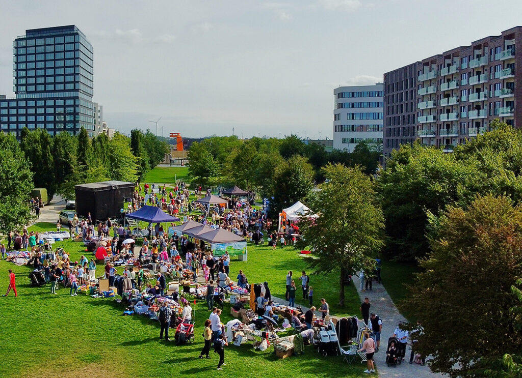 Blick von Norden aus auf das bunte Treiben der Premiere des Flohmarkts auf dem Nachbarschaftsfest 2022 des Netzwerks HafenCity e.V. mit über 1.000 Besucher:innen. © Drohnenfoto: Michael Kobienia