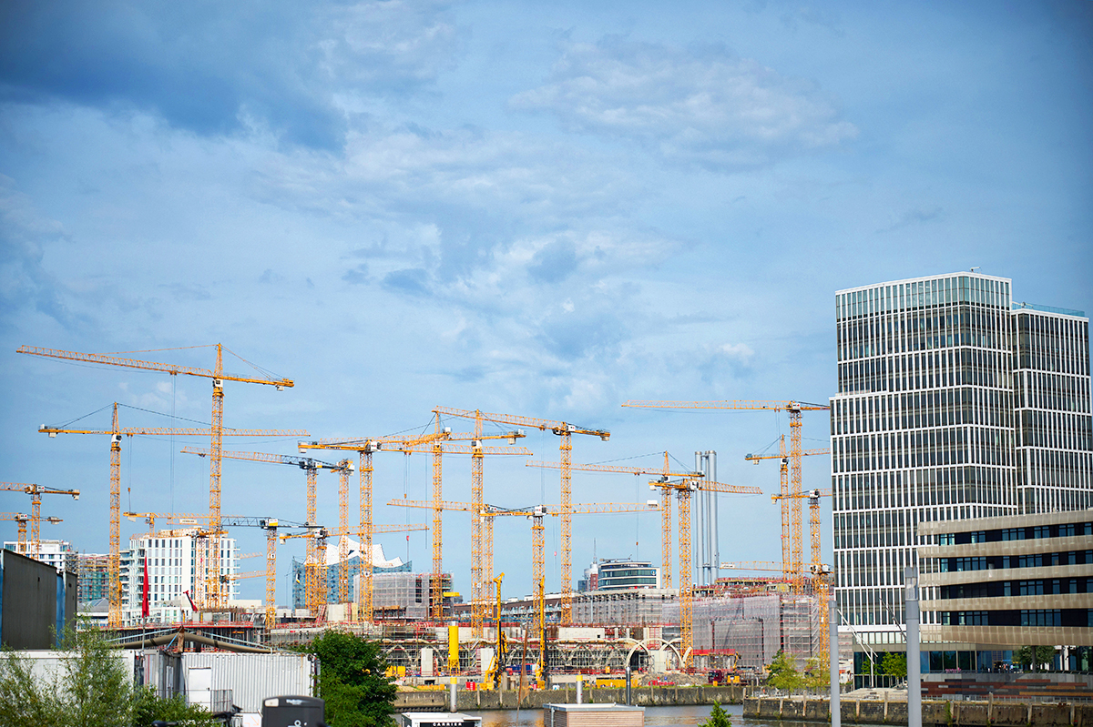 Bis zu 30 Baukräne drehen sich allein auf Europas größter innerstädtischer Bautet, dem Westfield Hamburg-Überseequartier. © Catrin-Anja Eichinger