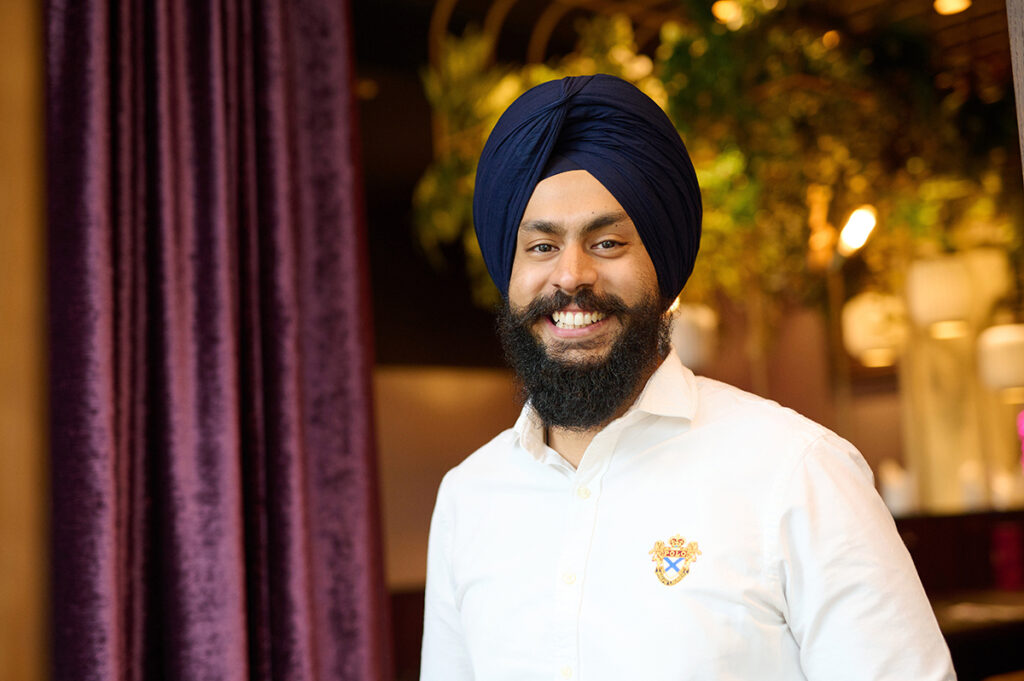 Goa-Inhaber und Gastronom Gurbir Singh: „Wir wollen die indische Küche nicht nur klassisch mit Reis und Curry anbieten, sondern mit unserer erweiterten ,Fusion Küche‘ ein vielfältiges Angebot machen, das die geschmackliche Vielfalt Indiens bestmöglich abbildet.“ © Catrin-Anja Eichinger