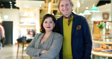 Selma und Thomas Wegmann, Inhaber des englischen Kleidermagazins „Ladage & Oelke“: „Unsere Tweed-Sakkos und ­Dufflecoats werden zum Teil über Generationen vererbt. Sustainability, Nachhaltigkeit ist unsere DNA. Sie ist ein Grundprinzip unserer Firmentradition. Wir sind das Gegenmodell zur sogenannten ,Fast Fashion‘“. © Catrin-Anja Eichinger