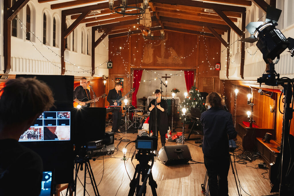 Jessy Martens & Band: Für den Dreh von „Da ist Musik drin 2022“ mit Jessy Martens wurde die Flussschifferkirchein ein gemütliches weihnachtliches Lichtermeer getaucht. © Mareike Behrens