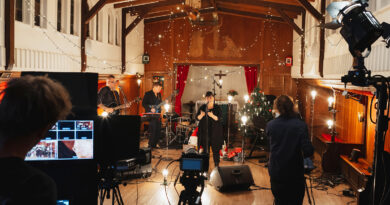 Jessy Martens & Band: Für den Dreh von „Da ist Musik drin 2022“ mit Jessy Martens wurde die Flussschifferkirchein ein gemütliches weihnachtliches Lichtermeer getaucht. © Mareike Behrens