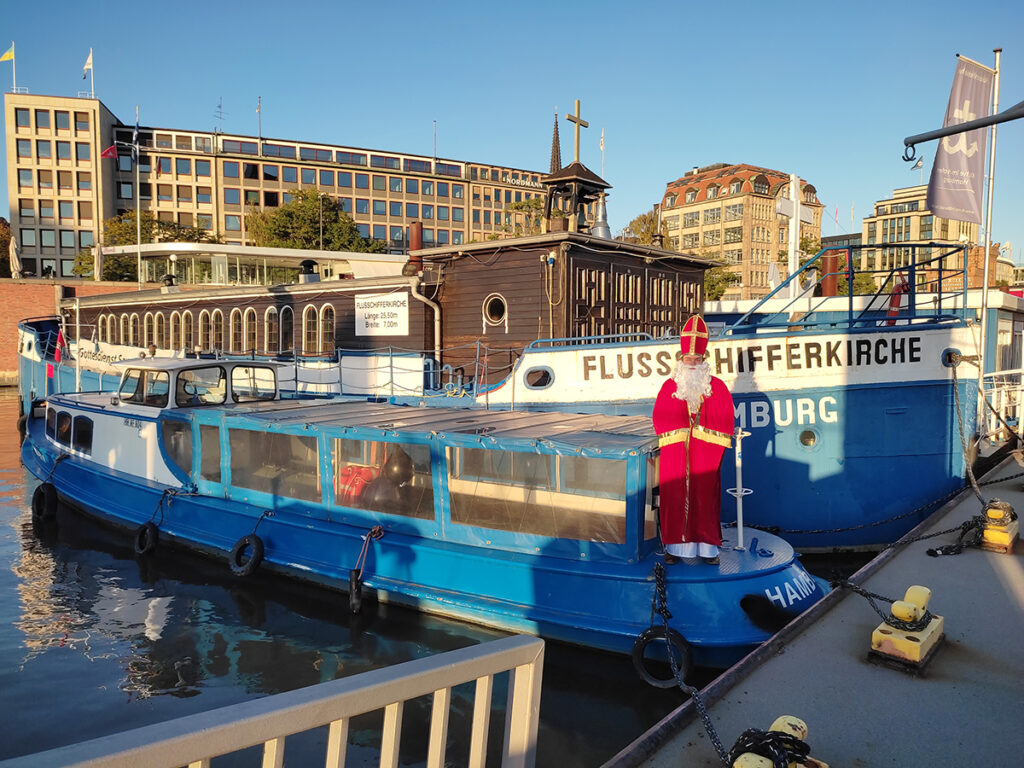 Pastor i. R. Uwe Heinrich von der Flussschifferkirche wird am 6. Dezember als Bischof Nikolaus mit einer Barkasse im Magdeburger Hafen am Maritimen Museum anlegen und die Teilnehmer:innen der Prozession begrüßen. © Fotos (2): Flussschifferkirche