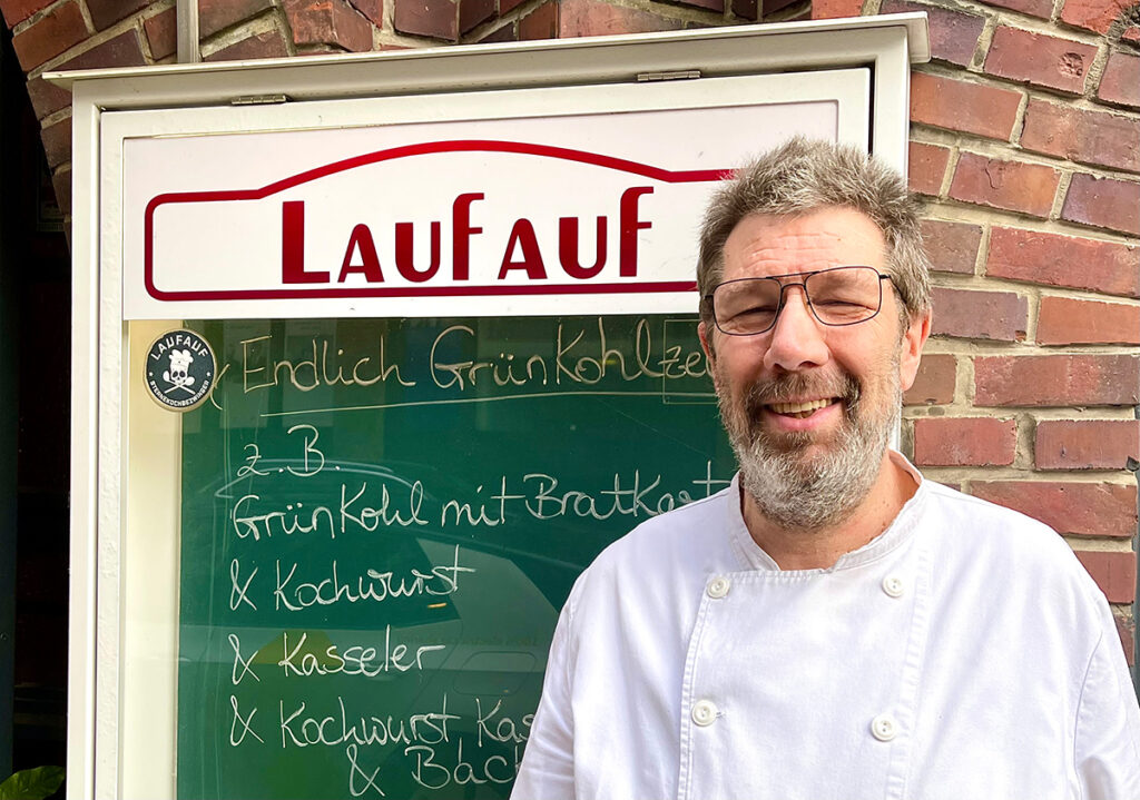 Foto oben: Nils Olsson, Inhaber „Laufauf“ im Kontorhausviertel: »Ein Großteil unserer Einrichtung ist noch originalgetreu aus den 1920er Jahren, das ist etwas ganz Besonderes – ein echtes Kulturgut.« © Wolfgang Timpe