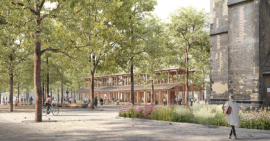 1. Sieger Die „Duplex Architekten mit Treibhaus Landschaftsarchitektur“ kürte die Fachjury zum Sieger; die Juryvorsitzende Prof. Jórunn Ragnarsdóttir: „Raumübergreifendes Baumdach, attraktive Gestaltung des Stadtbodens und präzise Setzung eines Holzpavillons schaffen einen unverwechselbaren Ort in der Stadt. Der sensible Umgang mit dem denkmalgeschützten Mahnmal St. Nikolai und seine Einbindung in das Gesamtkonzept wird sehr positiv beurteilt.“ © Duplex Architekten und TREIBHAUS Landschaftsarchitektur