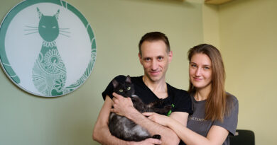 Katzentempel-Inhaber Andrej Huber und Nadezda Menkova. „Ich bin mein ganzes Leben lang mit Katzen aufgewachsen, habe selbst zu Hause eine Katze und lebe vegan.“ © Catrin-Anja Eichinger