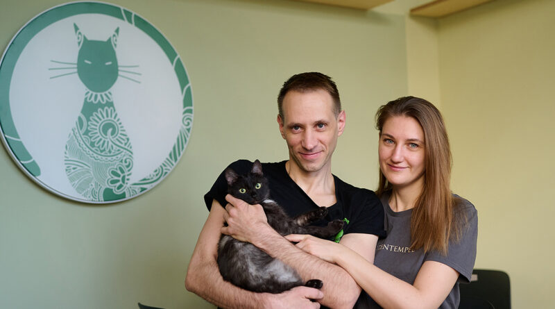 Katzentempel-Inhaber Andrej Huber und Nadezda Menkova. „Ich bin mein ganzes Leben lang mit Katzen aufgewachsen, habe selbst zu Hause eine Katze und lebe vegan.“ © Catrin-Anja Eichinger