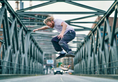Skater und Boarddesigner Richie Löffler, hier beim „Kickflip“ auf der Magdeburger Brücke, hat sich der Unabhängigkeit und Freiheit verschrieben: „Ich möchte kein Leben einfach nur ableben, was ich nicht führen möchte.“ © Tim Börner
