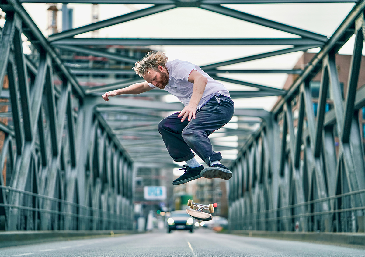 Skater und Boarddesigner Richie Löffler, hier beim „Kickflip“ auf der Magdeburger Brücke, hat sich der Unabhängigkeit und Freiheit verschrieben: „Ich möchte kein Leben einfach nur ableben, was ich nicht führen möchte.“ © Tim Börner